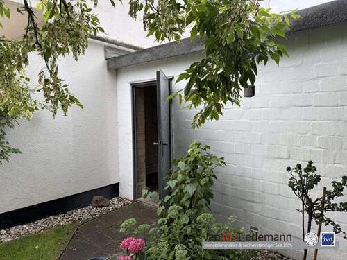 rückwärtige Ansicht und Eingang der Garage - 