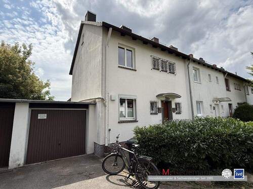 Hausansicht mit Garage - 3 Zimmer Reihenendhaus in Lübeck