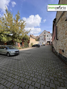 Hof mit Stellplätzen - 