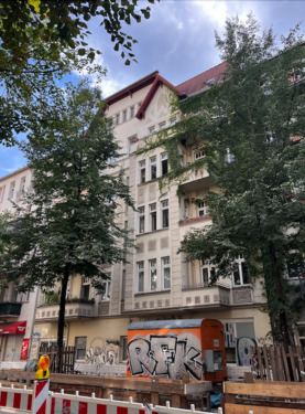 Hausansicht Straße - Jetzt investieren: Vermietete 2-Zimmer-Altbauwohnung in begehrtem Alt-Treptow