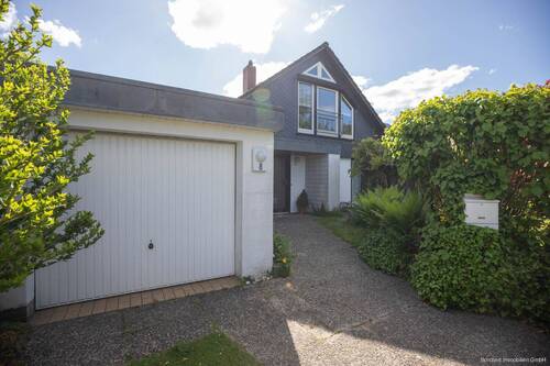 Hausansicht mit Garage - 