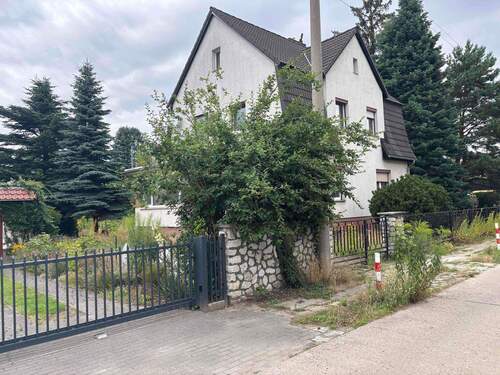 Straßenblick auf das Vorderhaus - 