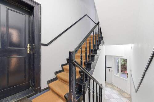 Treppenhaus - 2 Zimmer Etagenwohnung zum Kaufen in Berlin