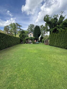 Blick in den Garten mit Haus - 