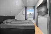 Schlafzimmer mit begehbaren Kleiderschrank - 