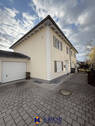 Haus Einfahrt - Luxuriöse DHH im Herzen von Germering mit Südwestgarten und Einzelgarage