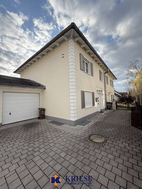 Haus Einfahrt - Luxuriöse DHH im Herzen von Germering mit Südwestgarten und Einzelgarage