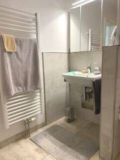 B2 Badezimmer mit Handtuchwärmer.jpg - 