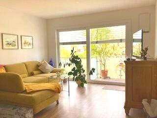 Wohnen mit Zugang zum Balkon.jpg - Gepflegte, neuwertige 2-Zi-Wohnung in Bestlage mit guter Vermietbarkeit oder zum Eigennutzen - mit EBK, Balkon, Keller, TG-Stellplatz - frei ab sofort