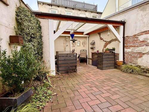 Innenhof mit überdachtem Sitzplatz - 