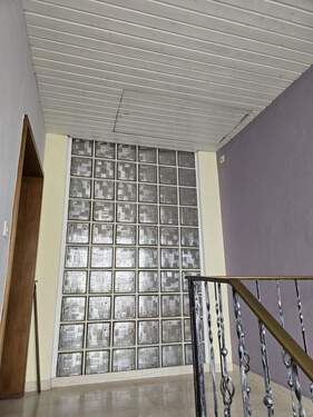 Zugang zum Dachboden und Tür - 3 Zimmer Etagenwohnung in Karben