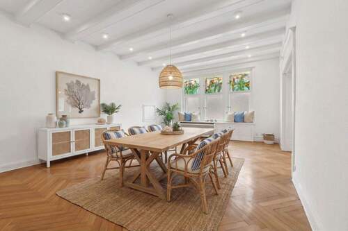 Lichtdurchflutetes Zimmer 