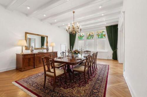 Lichtdurchflutetes Zimmer 