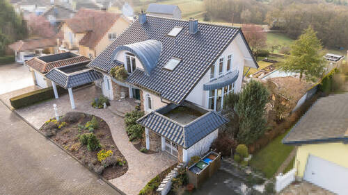 Blick auf das Anwesen - Exklusives Wohnhaus mit Einliegerwohnung mit Weitblick, Außenpool und Saunahaus in Hochscheid!