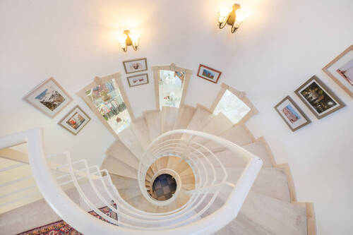 Natursteintreppe zu den Wohngeschossen - 