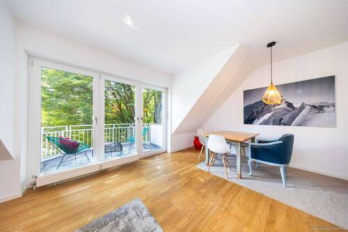 offener Wohn-/Essbereich - Bestlage Herzogpark: nahe dem Kufsteiner Platz & Isar. Helle 2-Zi.-DG-Wohnung mit Dachterrasse & TG.