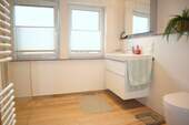 Modernes Badezimmer mit ... - 