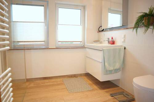Modernes Badezimmer mit ... - 