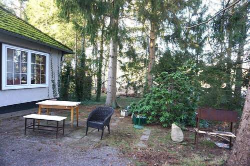 Sitzgelegenheit am Haus - 