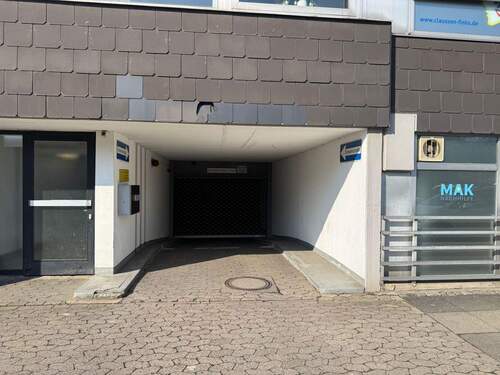 Einfahrt und Ausfahrt Tiefgarage - Garage, Stellplatz in Hannover zum Kaufen