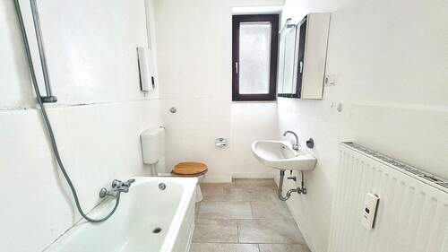 Helles Badezimmer mit Fenster - 1- Zimmer mit 12,00 m&sup2; in Osnabrück zur Miete