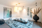 Wohnzimmer mit Zugang zum Balkon - 