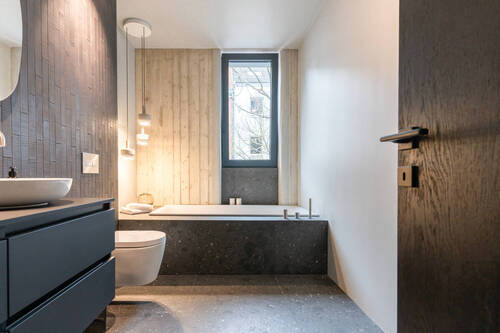 Badezimmer mit Badewanne - 
