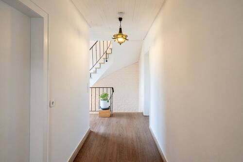 Flur _ Treppenhaus ins Dachgeschoss - 