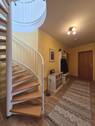 Flur mit Treppe ins DG Zimmer - 