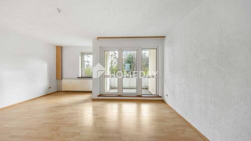 Wohnzimmer 1 - Morgensonne auf der Loggia - Drei Zimmer mit Struktur und Rückzugsorten