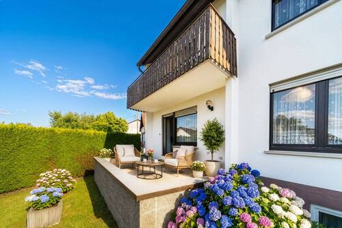 Terrasse EG Möbel und Blumen - 