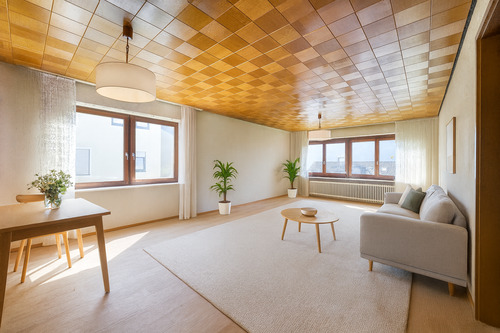 Wohnzimmer (mögliche Sanierung) - Großzügiges Einfamilienhaus mit Einliegerwohnung und fantastischem Ausblick - zu verkaufen