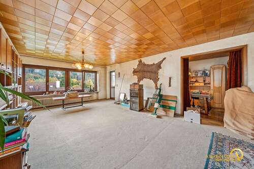 Wohnzimmer - 7 Zimmer Einfamilienhaus in Essing