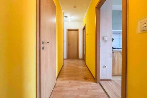 Flur - Blick zum Bad - 