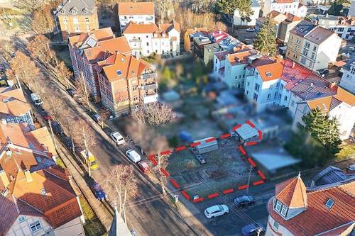 Luftaufnahme Front-/Seitenansicht - - AUKTION 19.03.2026 - Baugrundstück in attraktiver Lage