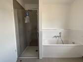 Wannenbad mit Dusche - 