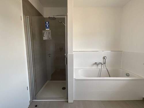 Wannenbad mit Dusche - 