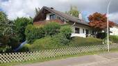 Straßenansicht - 2 FH mit ELW + Dop.-Garage auf 1.030 m² Grdst.