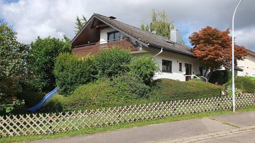 Straßenansicht - 2 FH mit ELW + Dop.-Garage auf 1.030 m² Grdst.