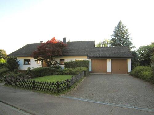 Zufahrt Garagen - 1 Zimmer Mehrfamilienhaus, Wohnhaus zum Kaufen in Wittlingen