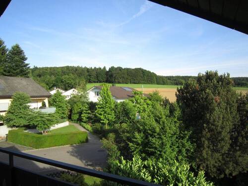 Balkonblick gen Süden/Westen - 1 Zimmer Mehrfamilienhaus, Wohnhaus in Wittlingen