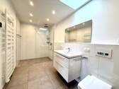 Badezimmer mit Oberlicht - 