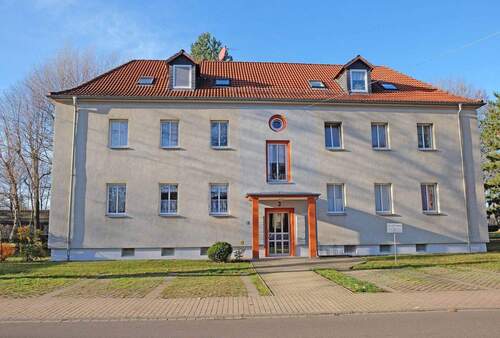 Hausansicht - * 2-RWE * offene Wohnküche * Tageslichtbad * Wanne * PKW-Stellplatz *