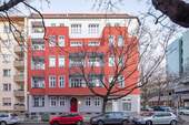 Fassade - Investment in City West! Klassische 2-Zimmer Altbauwohnung mit Balkon! - vermietet!