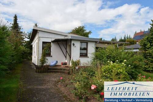 Seitenansicht rechts - Wohnhaus mit großem Garten - 96.000,00&nbsp;EUR Kaufpreis, ca.&nbsp; 87,00&nbsp;m&sup2;&nbsp;Wohnfl&auml;che