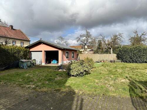 separate Doppelgarage - 5 Zimmer Doppelhaushälfte in Karl