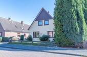 Frontansicht - 7 Zimmer Mehrfamilienhaus, Wohnhaus zum Kaufen in Stade