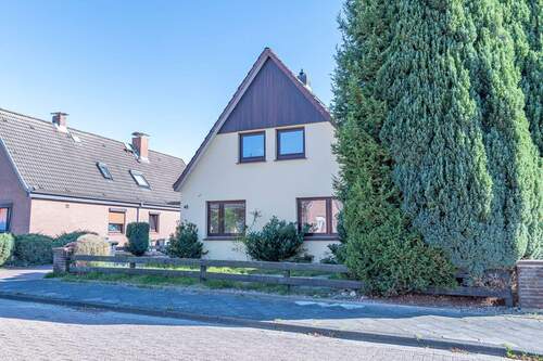 Frontansicht - 7 Zimmer Mehrfamilienhaus, Wohnhaus zum Kaufen in Stade