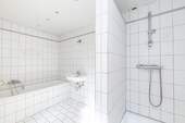 Badezimmer, vordere Wohneinheit - 