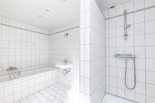 Badezimmer, vordere Wohneinheit - 